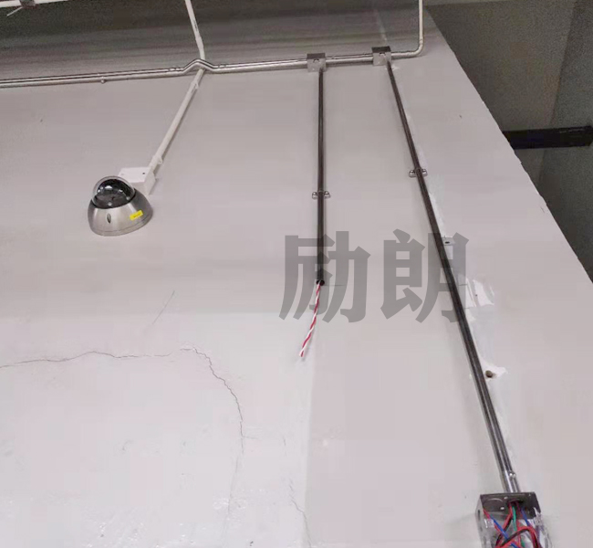 隨著建筑的用電量增加，當中的電線負荷也出現了一定的負荷，出現線路短路問題，這樣容易引起房屋安全用電隱患，為了防止這些短路引發火災，必須用到線管保護電線，在這，不銹鋼線管廠家建議使用電氣不銹鋼穿線管。